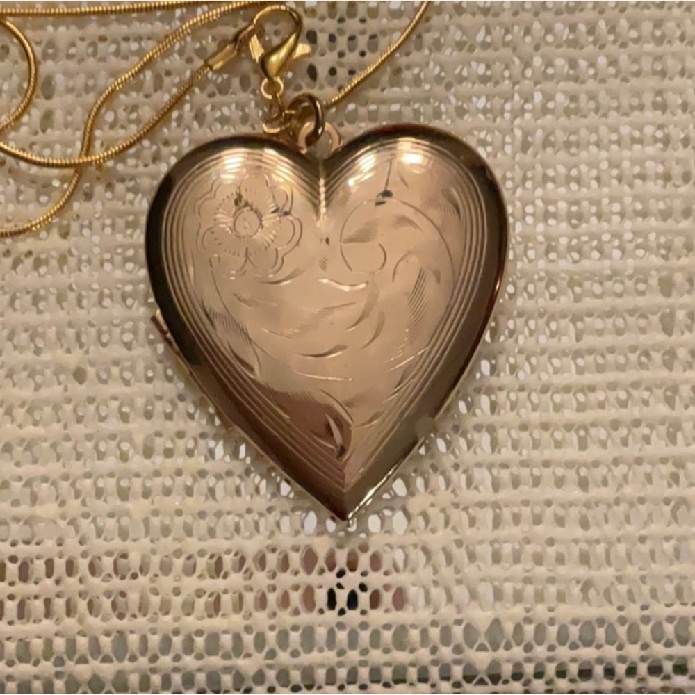 ‼️HOST PICK 12-28-22‼️. LARGE VINTAGE HEART LOCKET